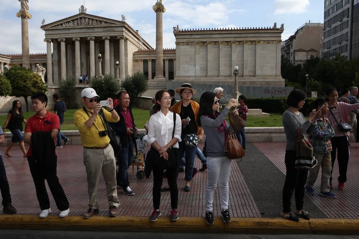 Reuters: Τρεις φορές την εβδομάδα φθάνουν στην Αθήνα εκατοντάδες Κινέζοι για να αγοράσουν ακίνητα